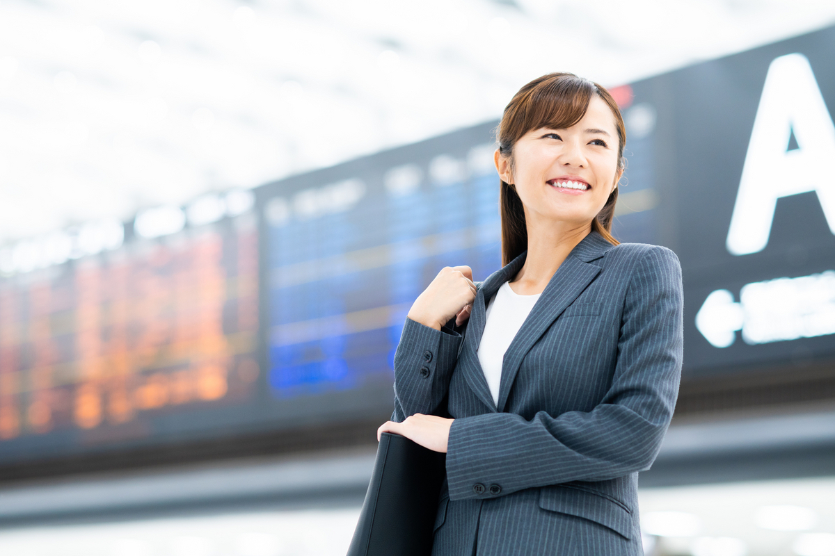 空港にいるスーツの女性