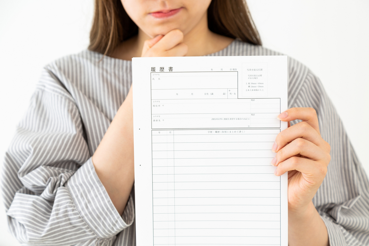 履歴書を手にしている女性