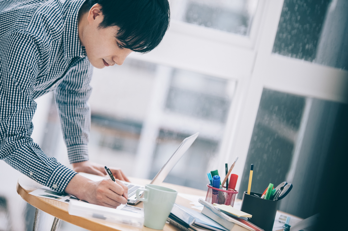 デザイン作業をする男性