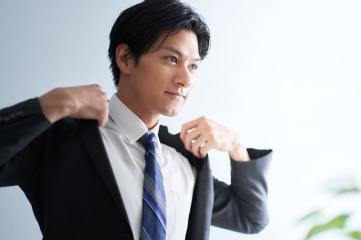 スーツに着替える男性
