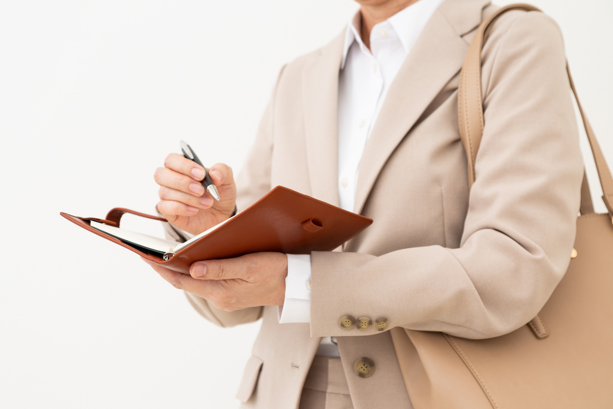 手帳に記入している女性