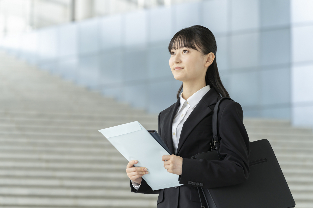 履歴書を持っている女性