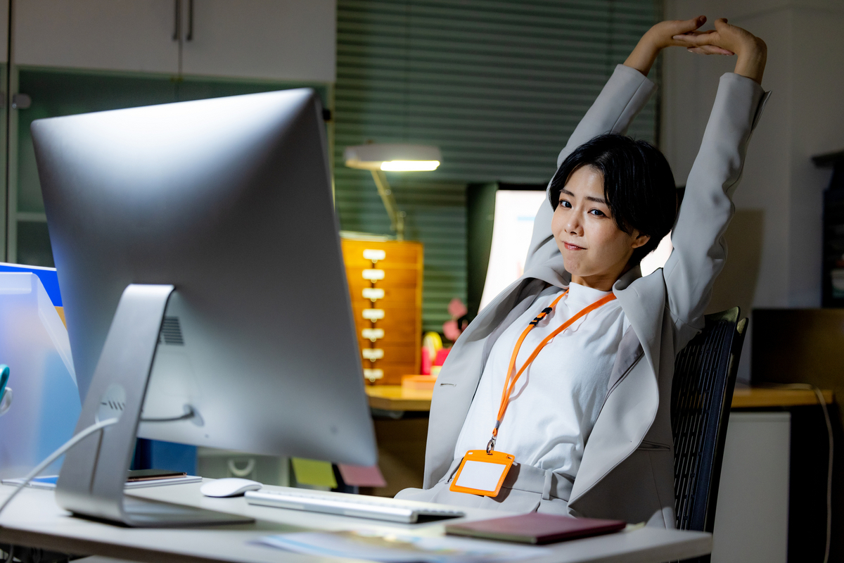 伸びをする女性