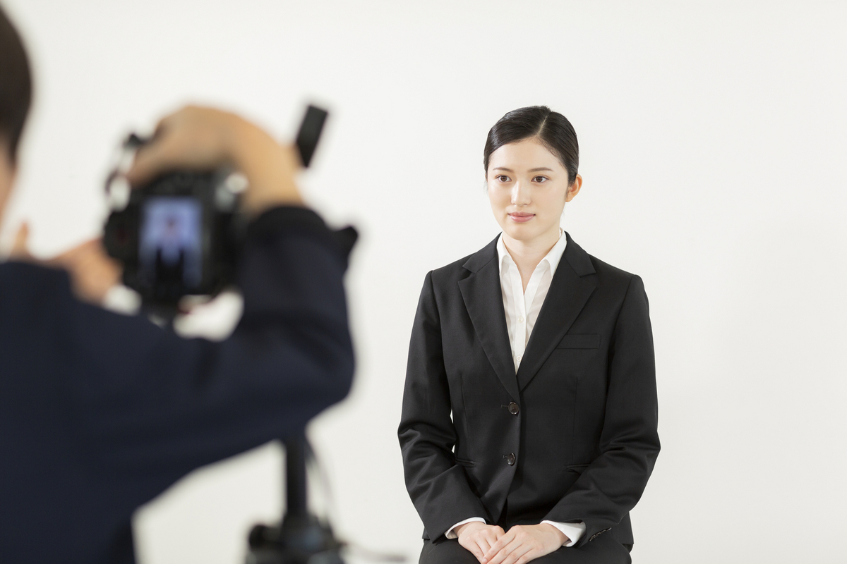 スーツの女性の写真を撮る
