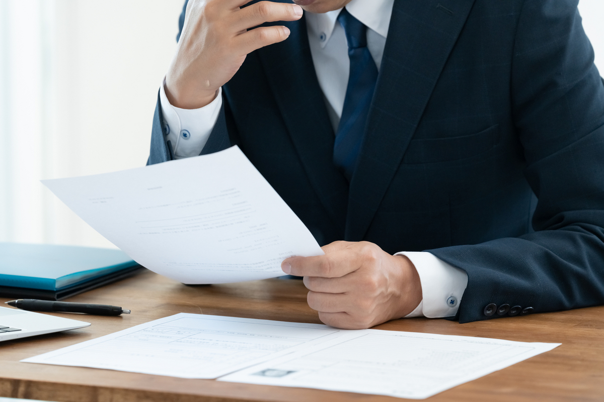 履歴書を読む面接官