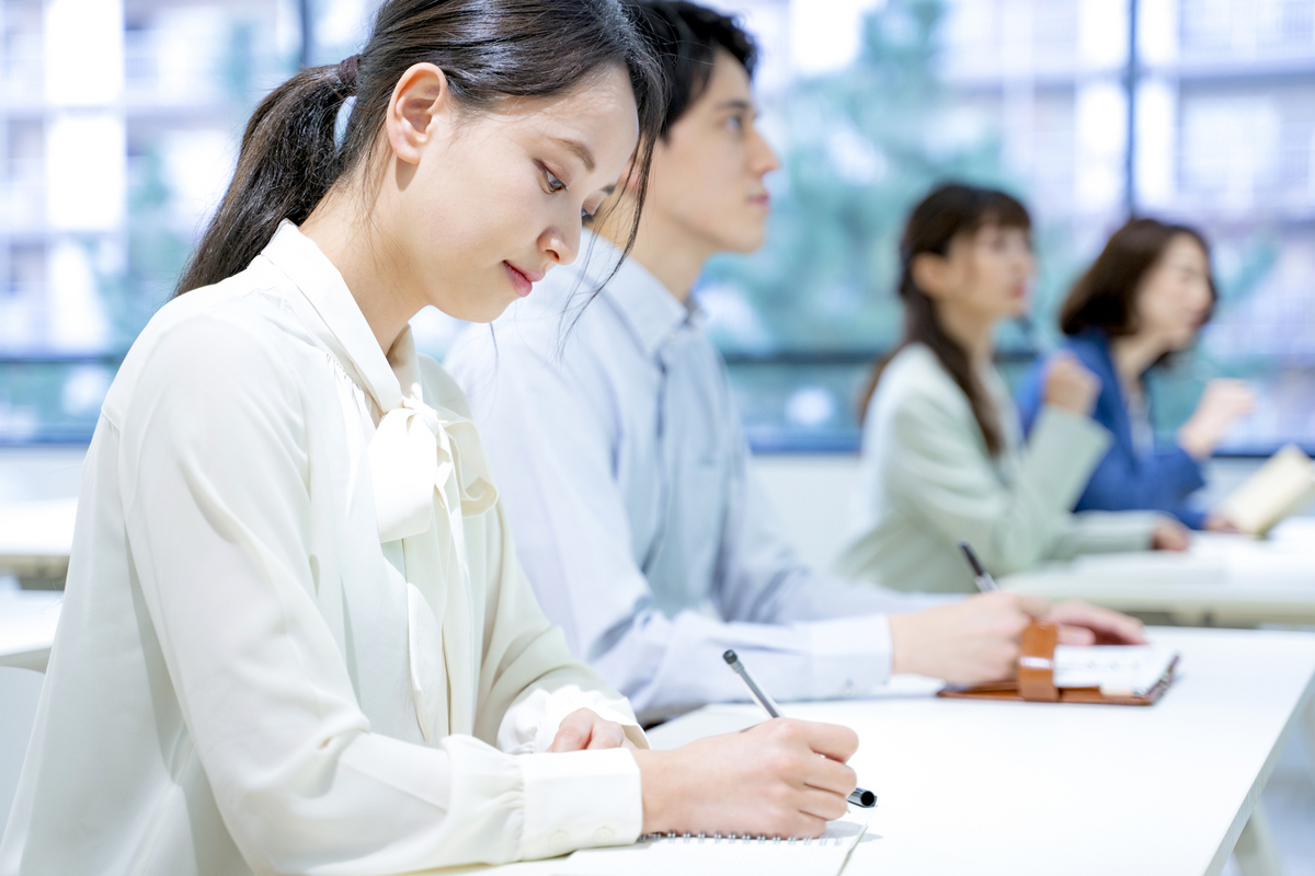 セミナーで勉強する人たち