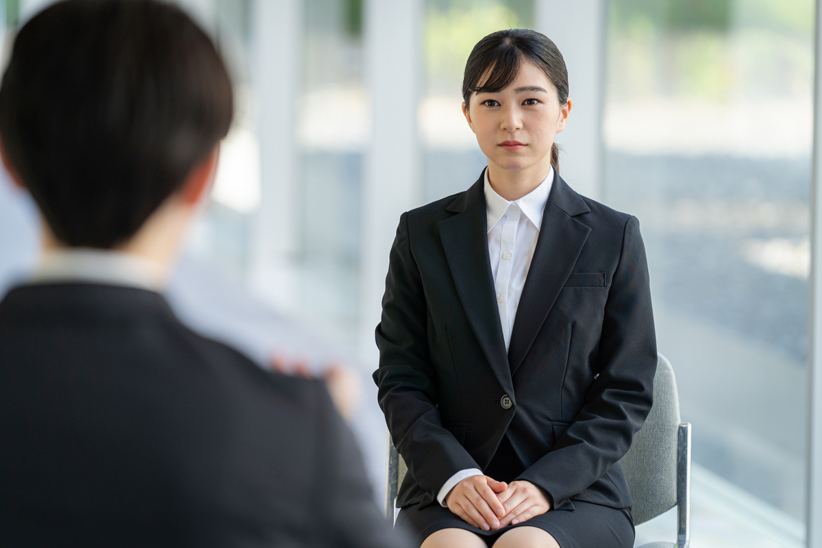 面接を受ける女性