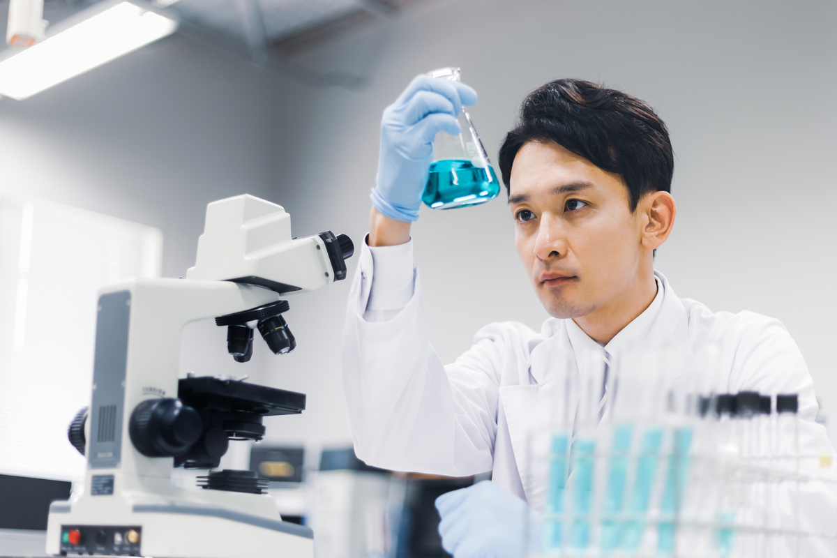 研究をする男性