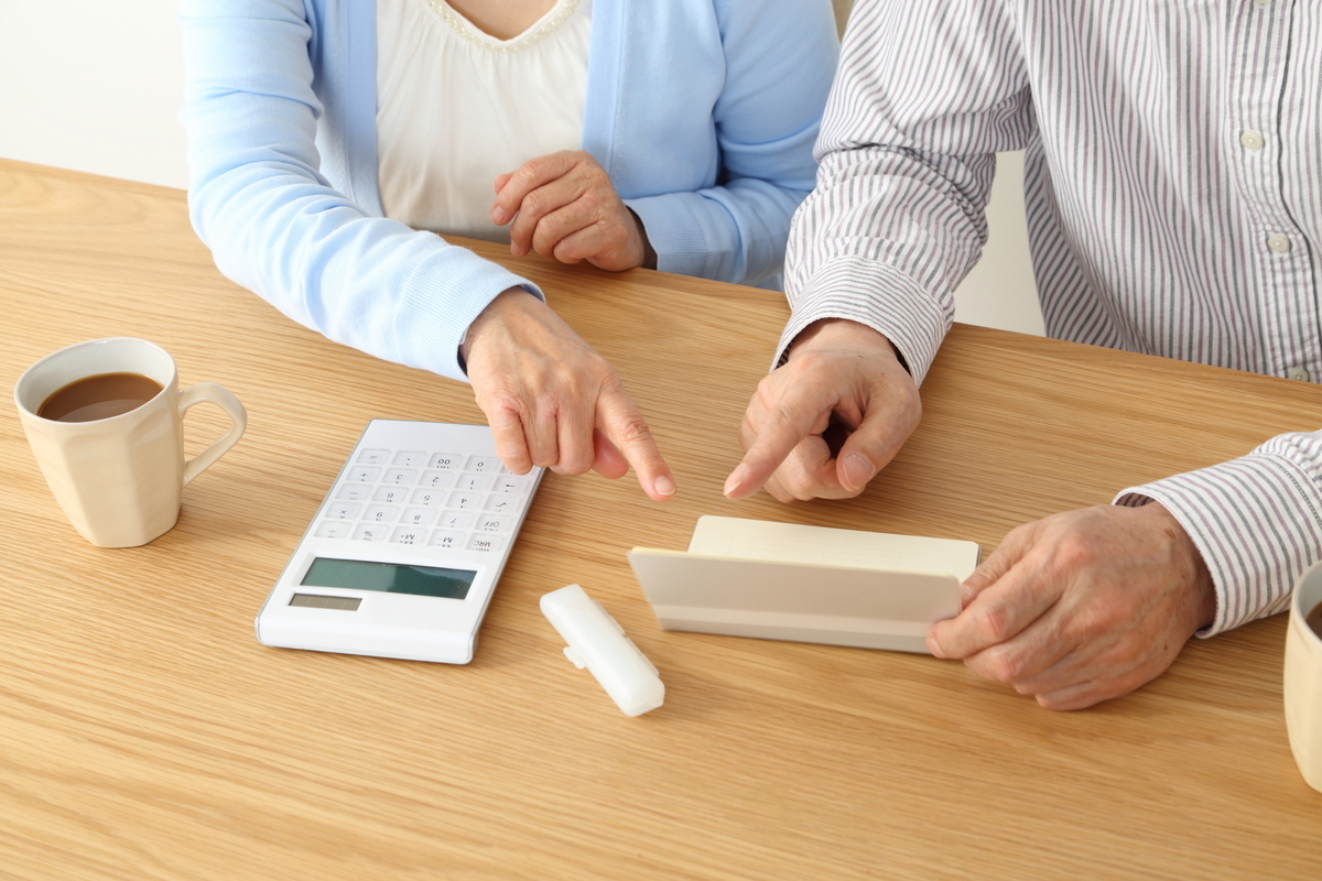 家計について話す夫婦