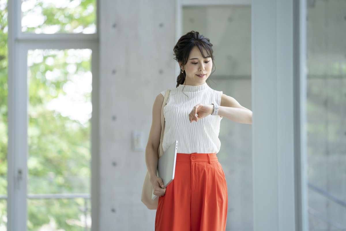 腕時計を見る女性