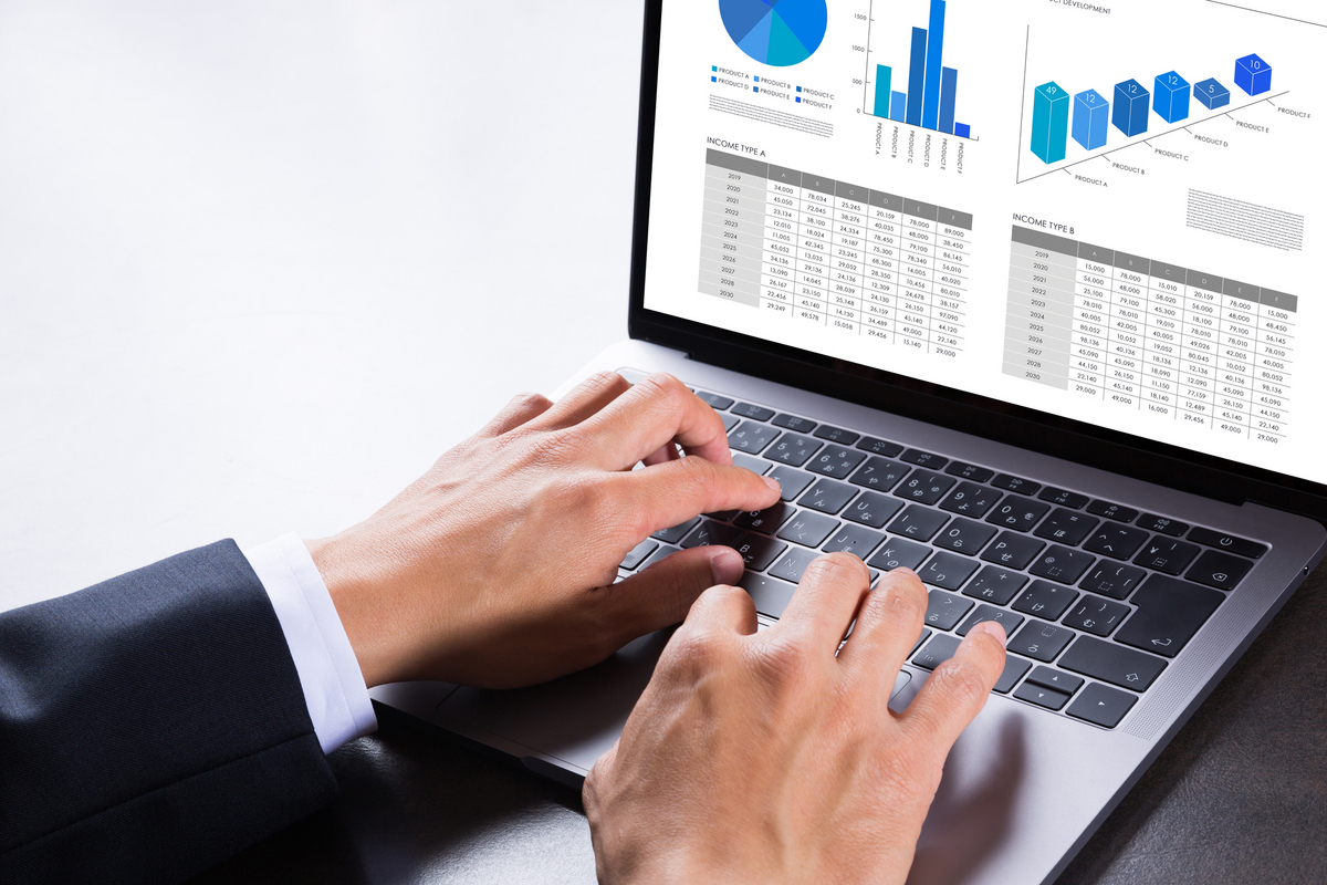 データ分析する男性