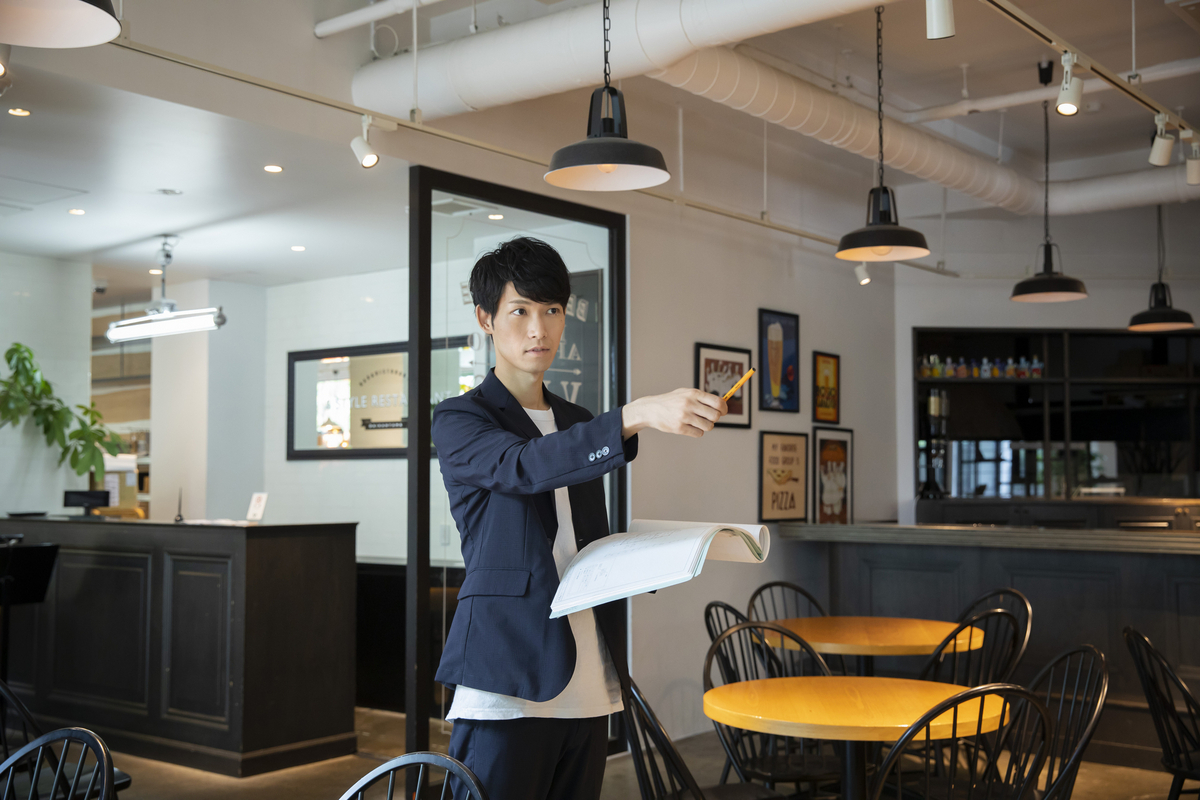 部屋の様子をチェックする男性