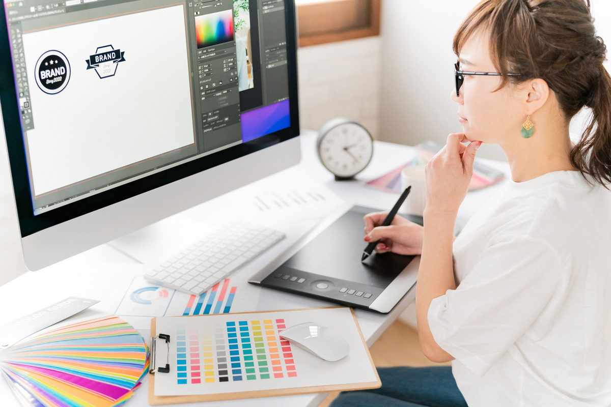 デザインをする女性