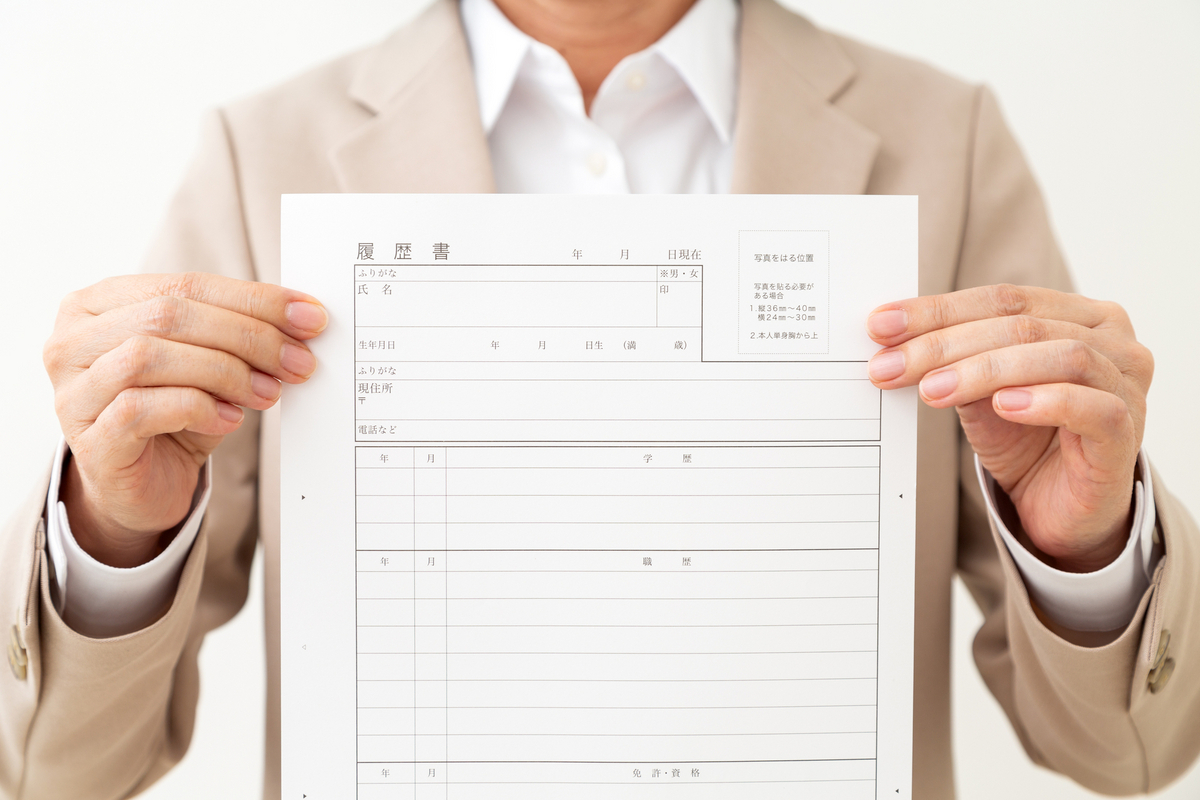 履歴書を見せる男性