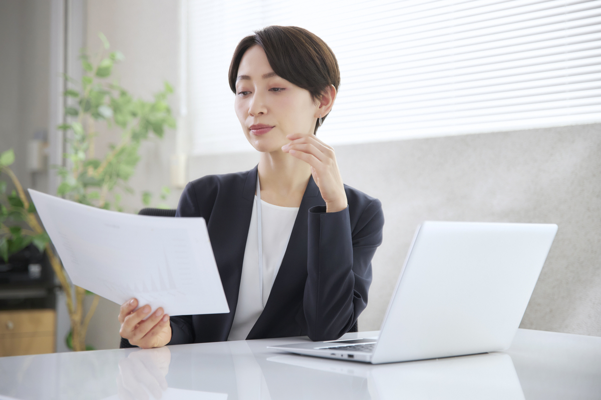 資料をチェックする女性