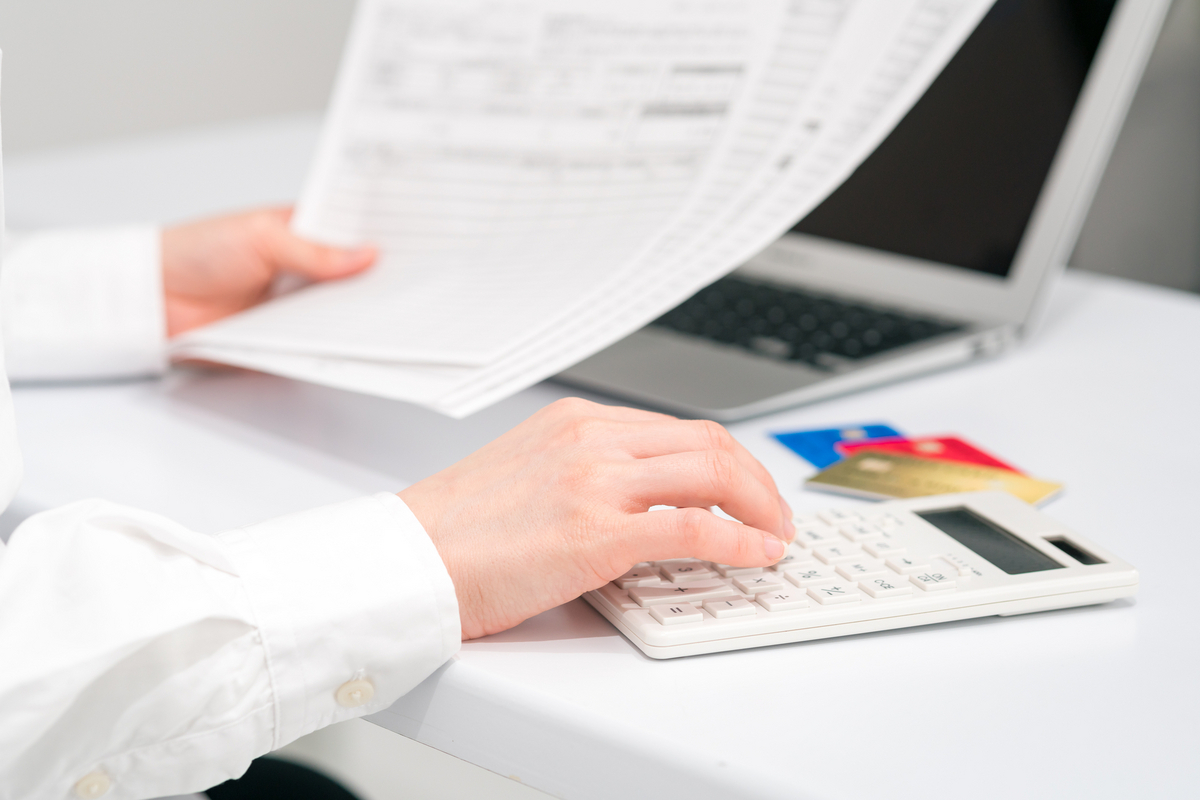 資料を確認する手元