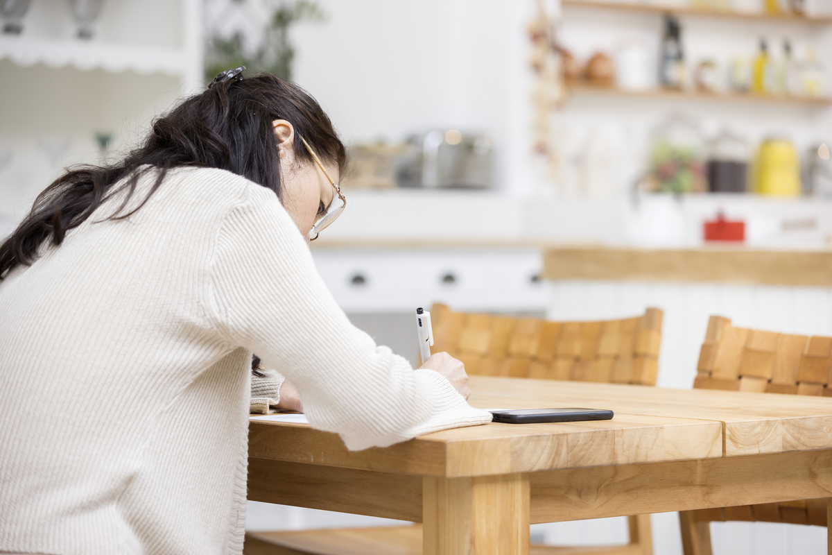資料に書き込む女性