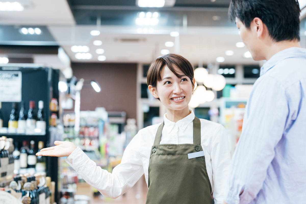 店内を案内する女性