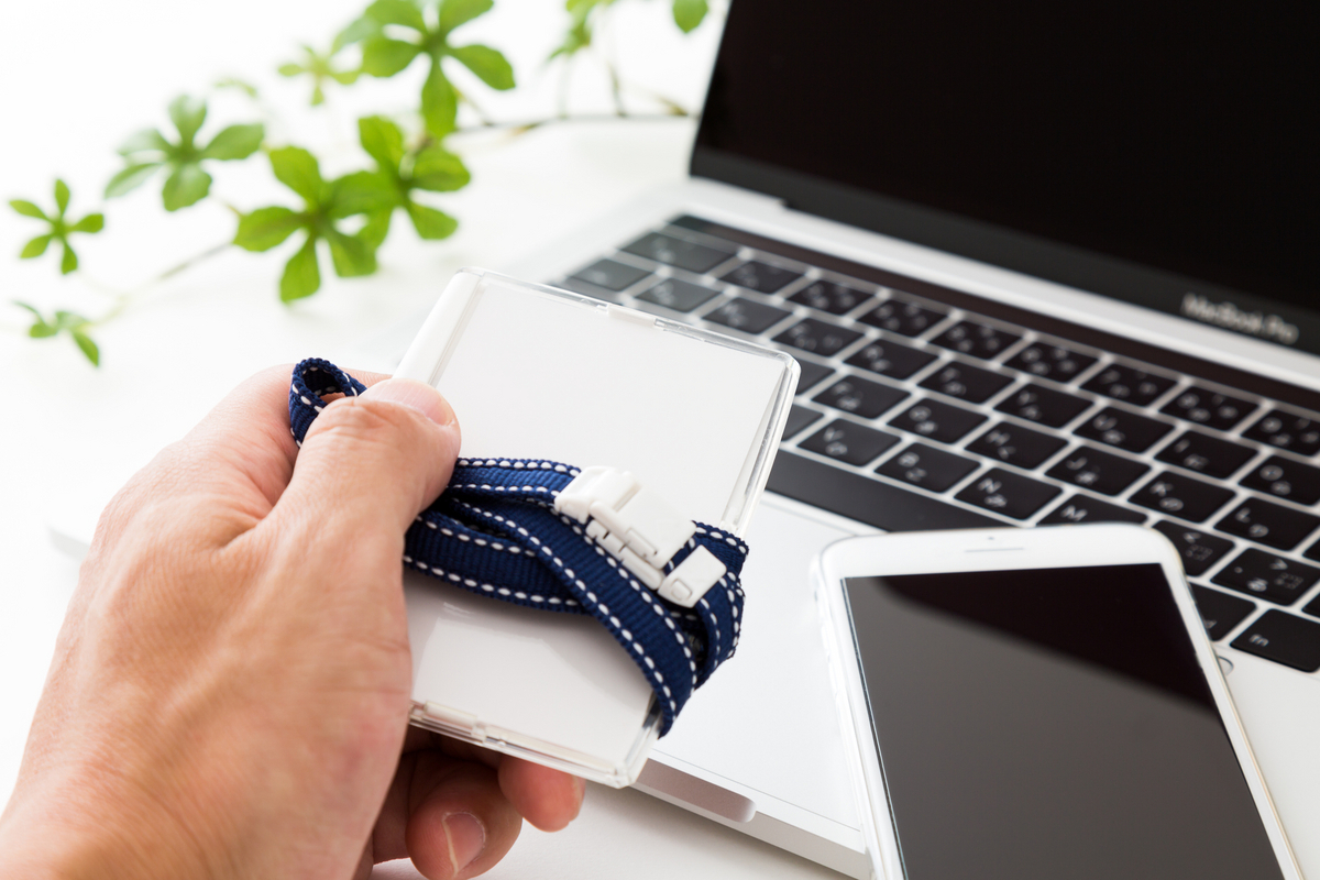 社員証とパソコンとスマホ