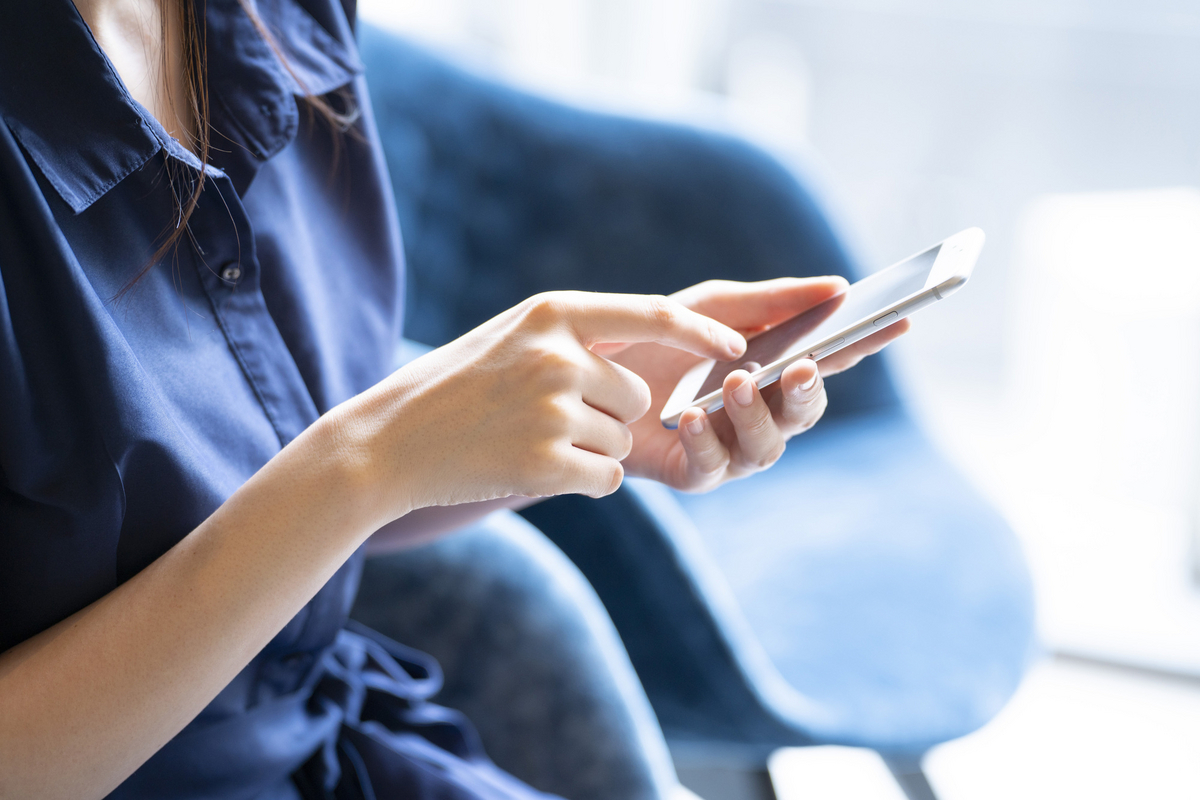 スマホを操作する