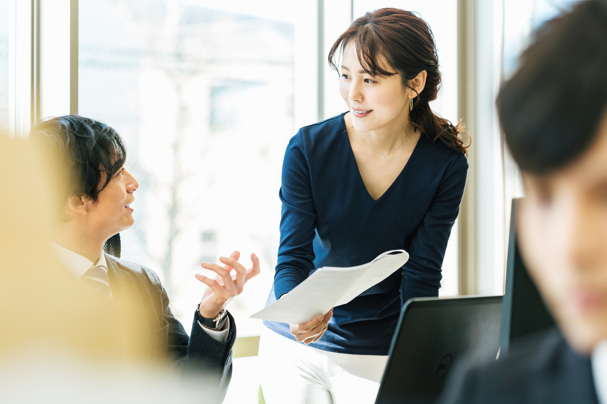 上司に説明する女性