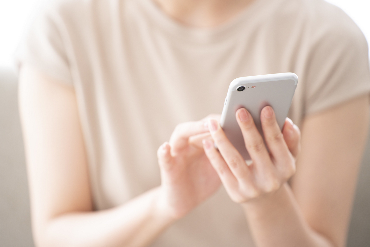 スマホで検索する女性