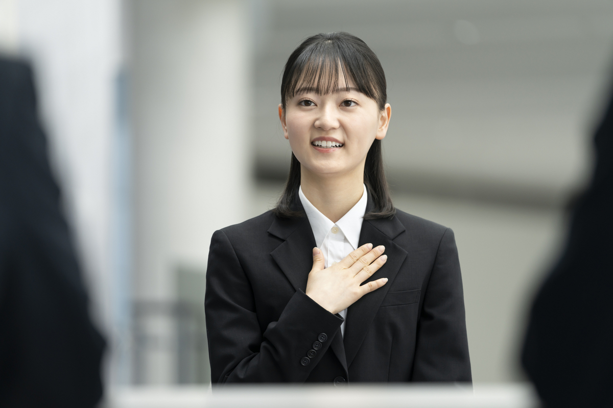 面接を受ける女性