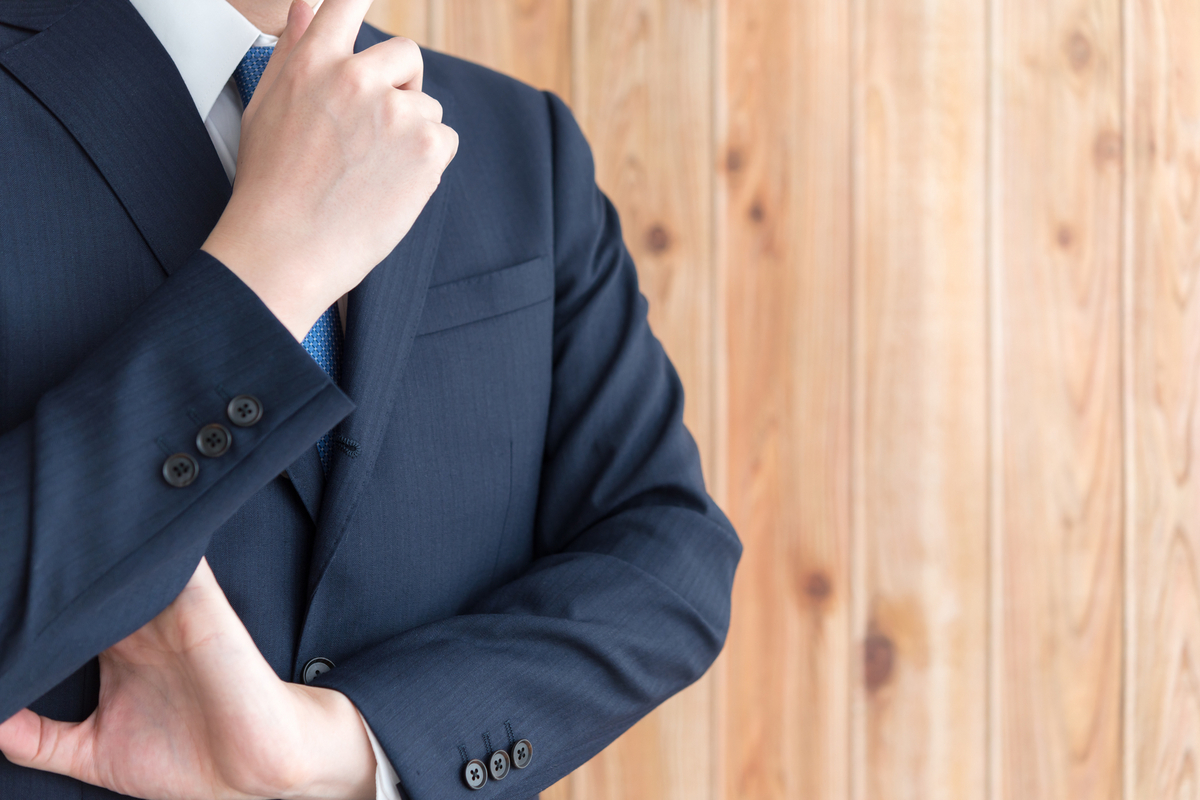 スーツの男性