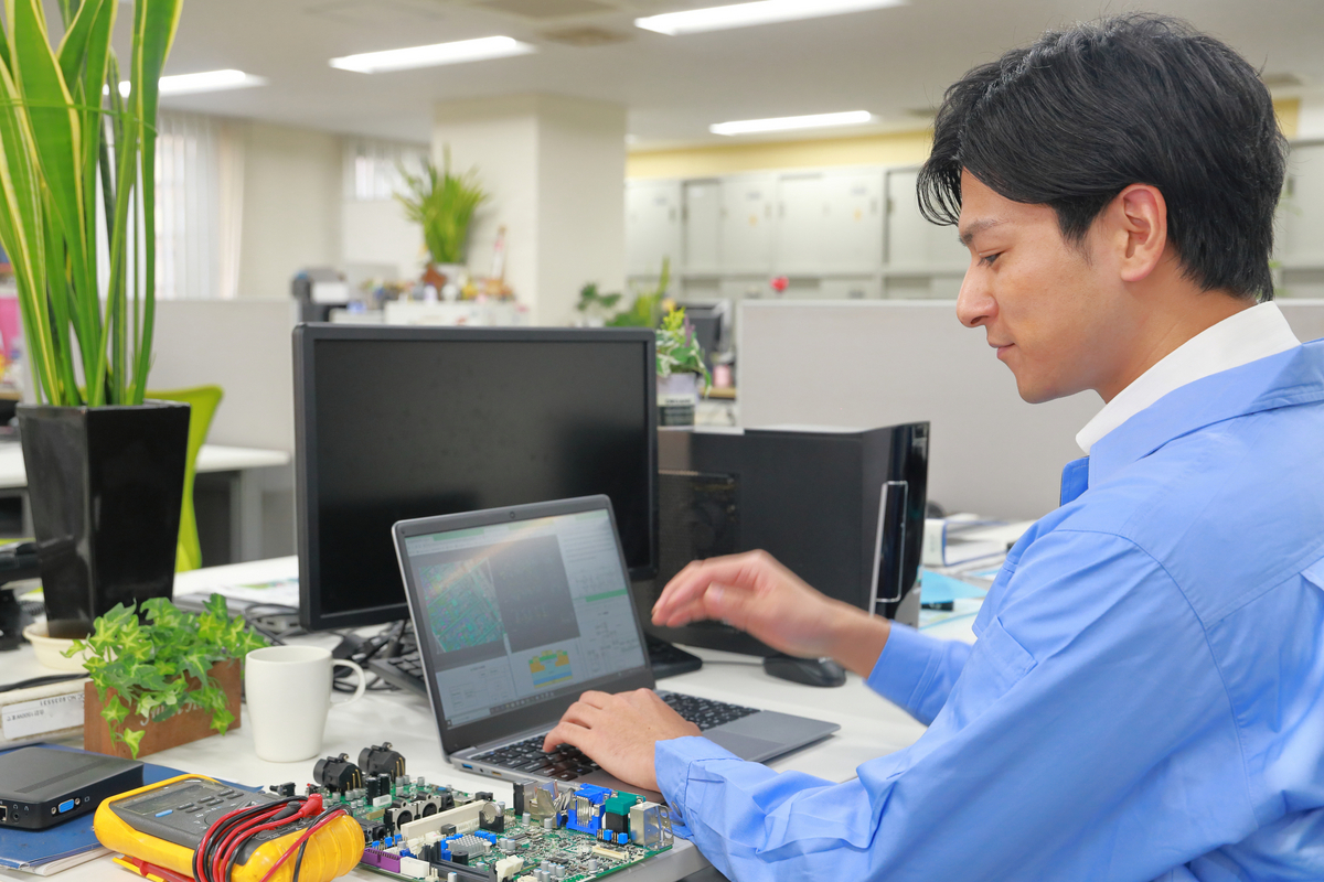 パソコンを操作する男性