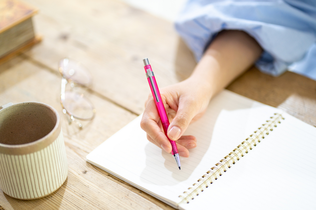 ノートに記入する手元