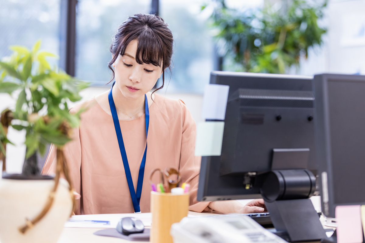 事務仕事をする女性