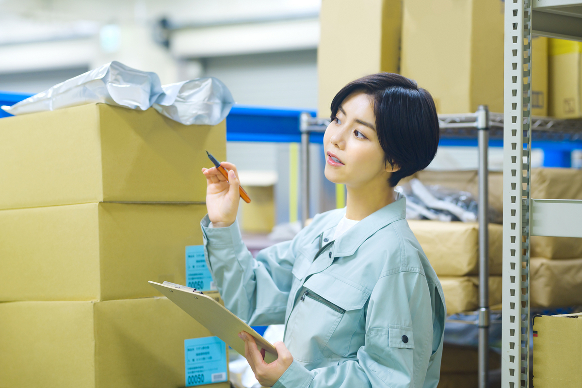 軽作業をする女性