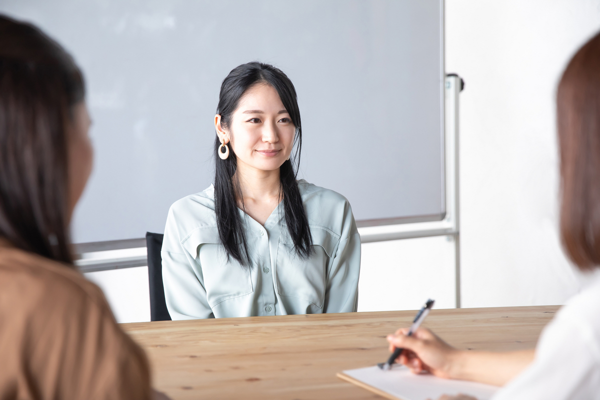 面接を受ける女性
