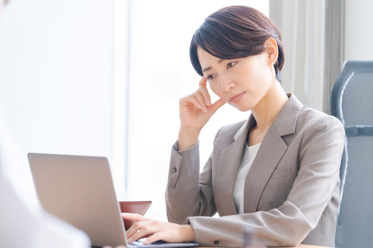 考え事をする女性