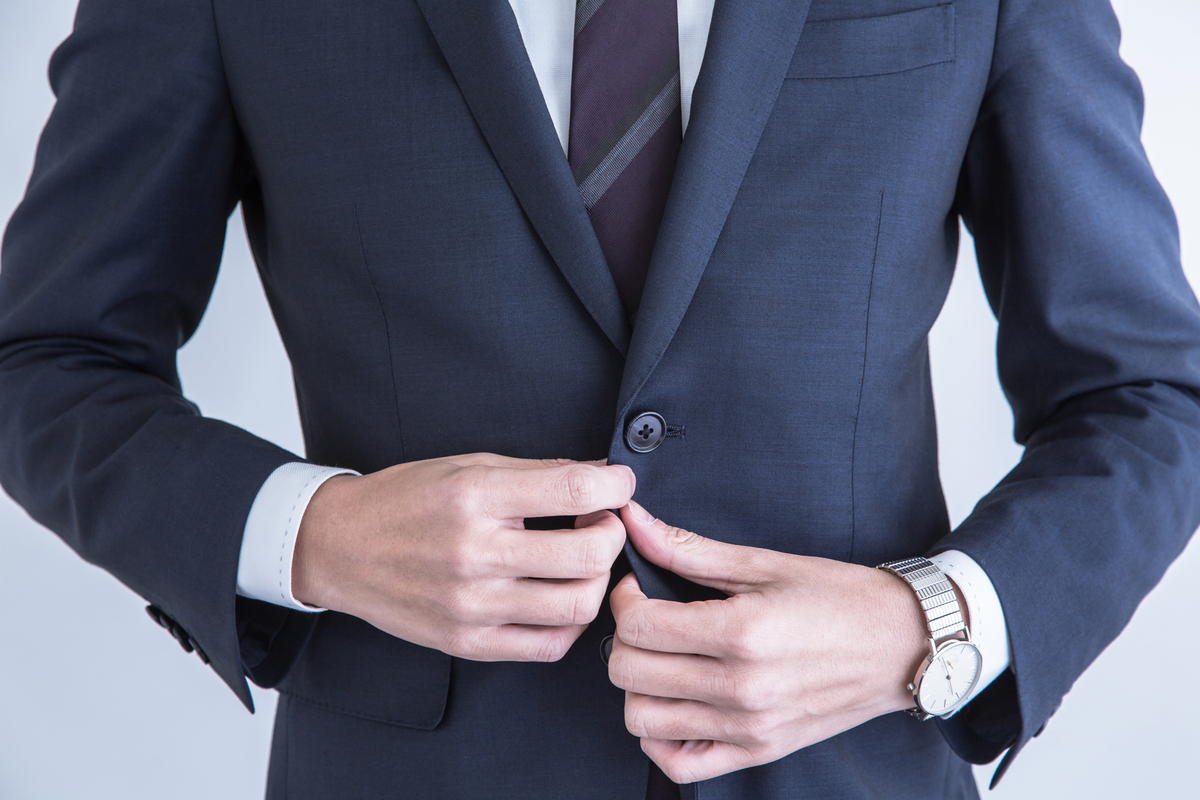 スーツを整える