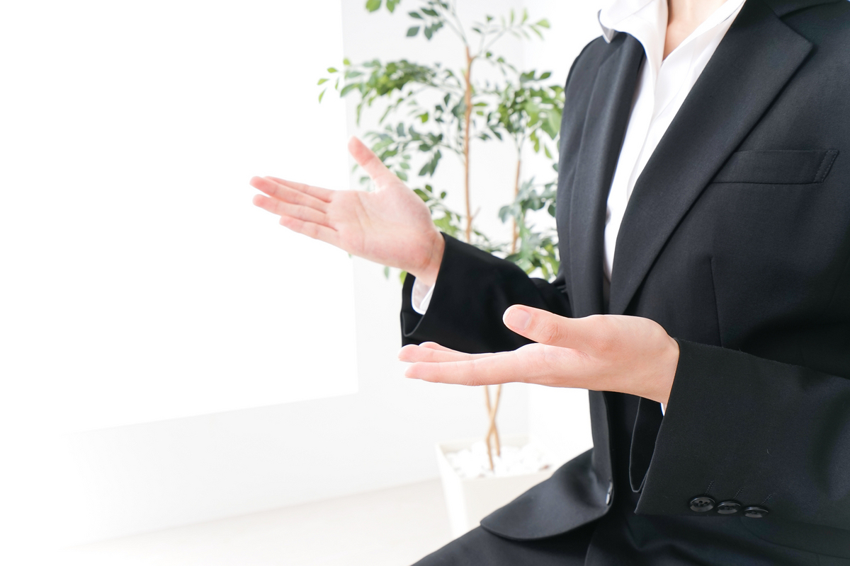 面接で回答する女性