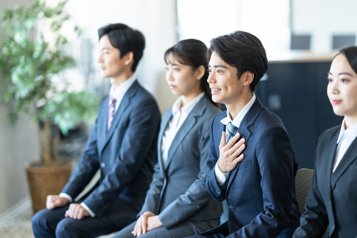 面接を受ける就活生