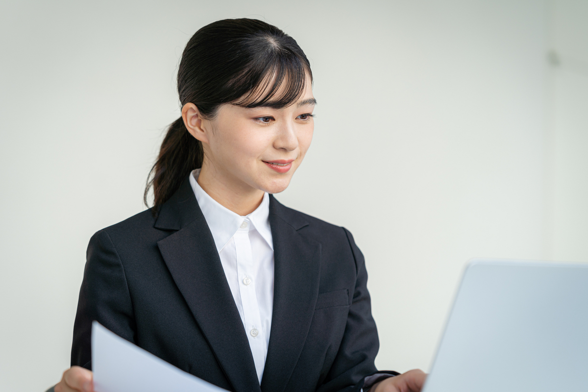履歴書をチェックする女性