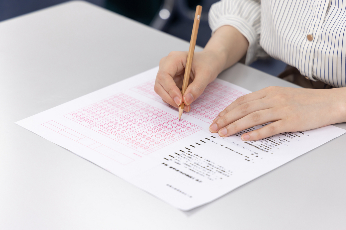 マークシートにチェックする女性