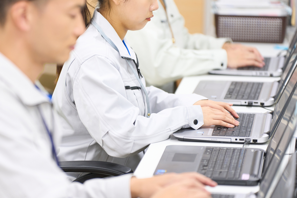 パソコンを操作する作業員