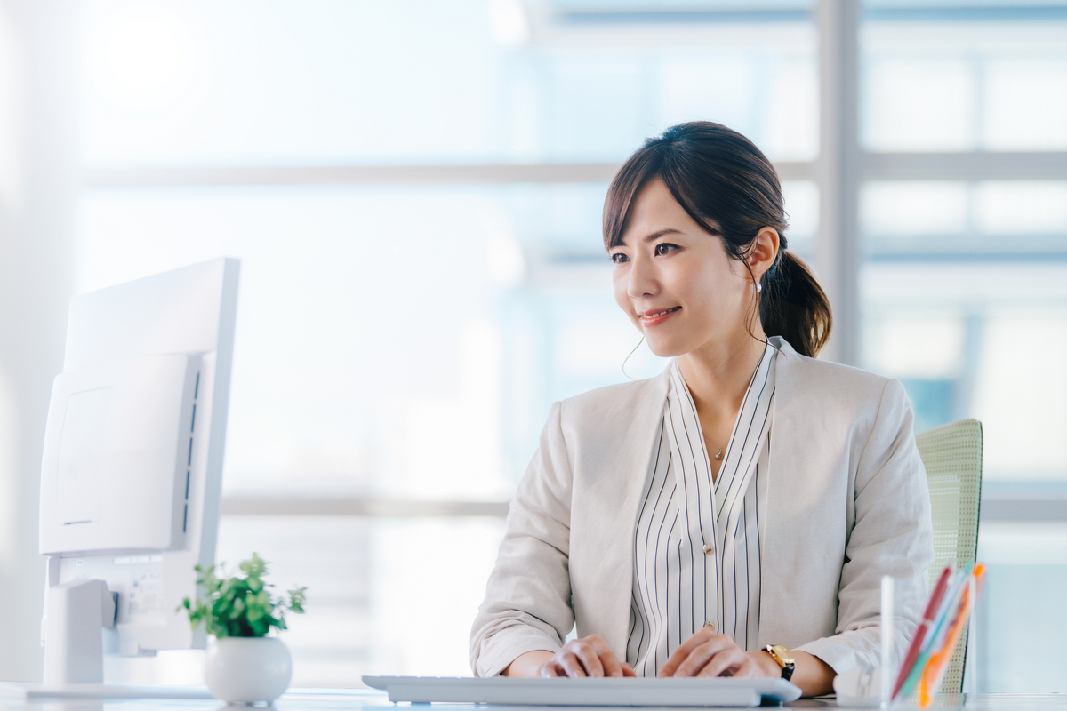 パソコンを操作する女性
