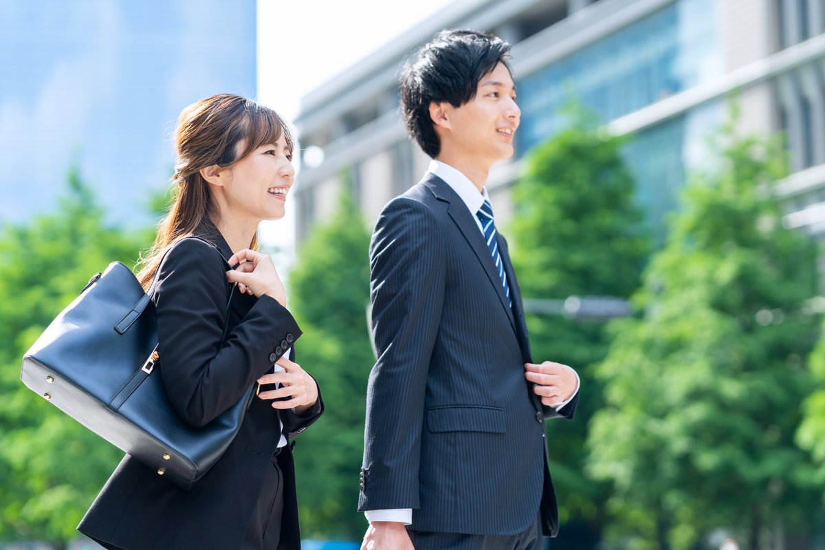 ２人のビジネスパーソン