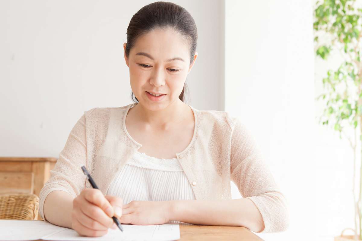 履歴書を書く女性