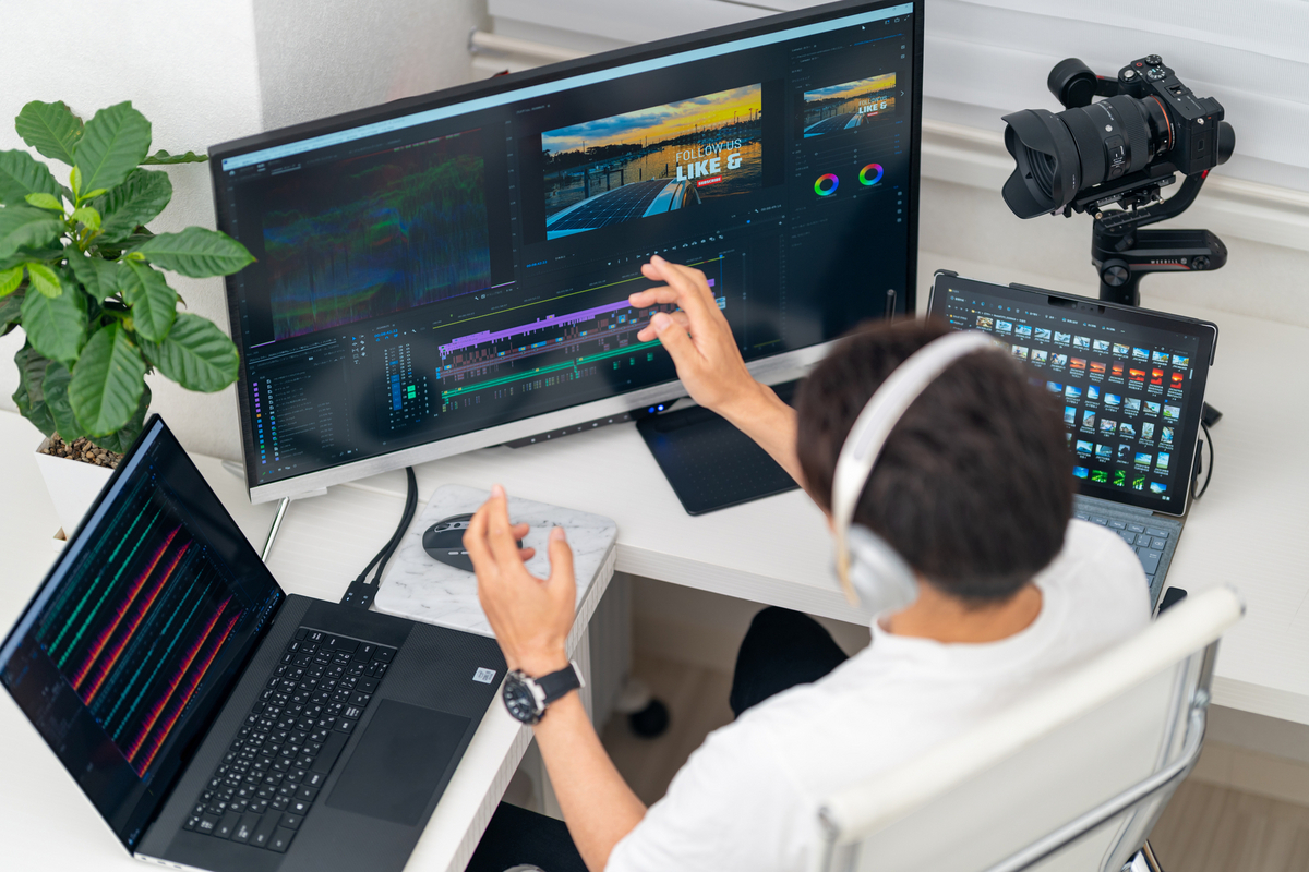 動画を編集する男性