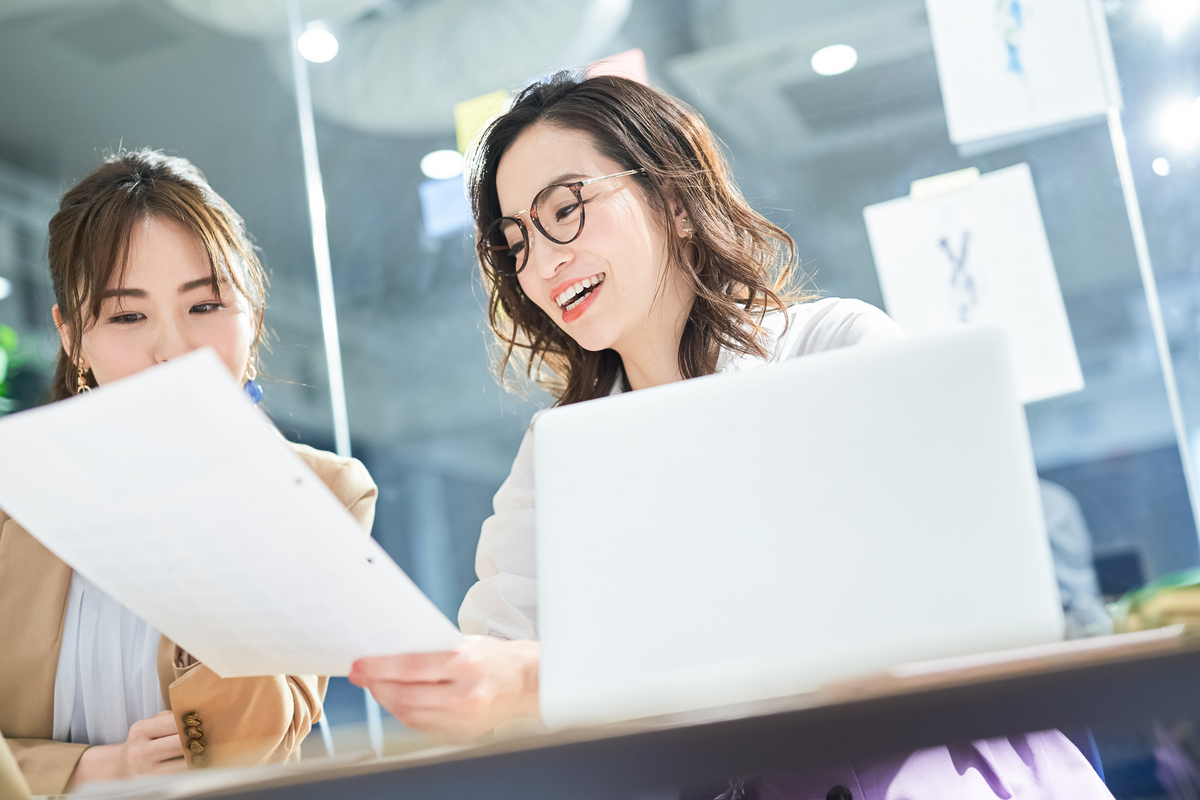 打ち合わせする二人の女性