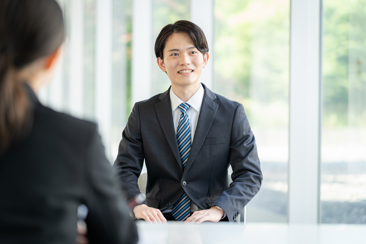 面接を受ける男性