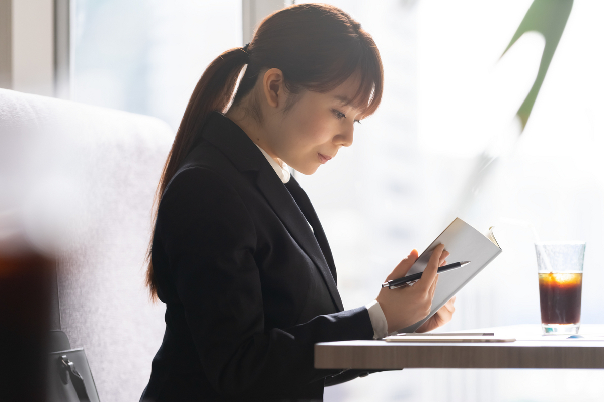 手帳を眺める女性