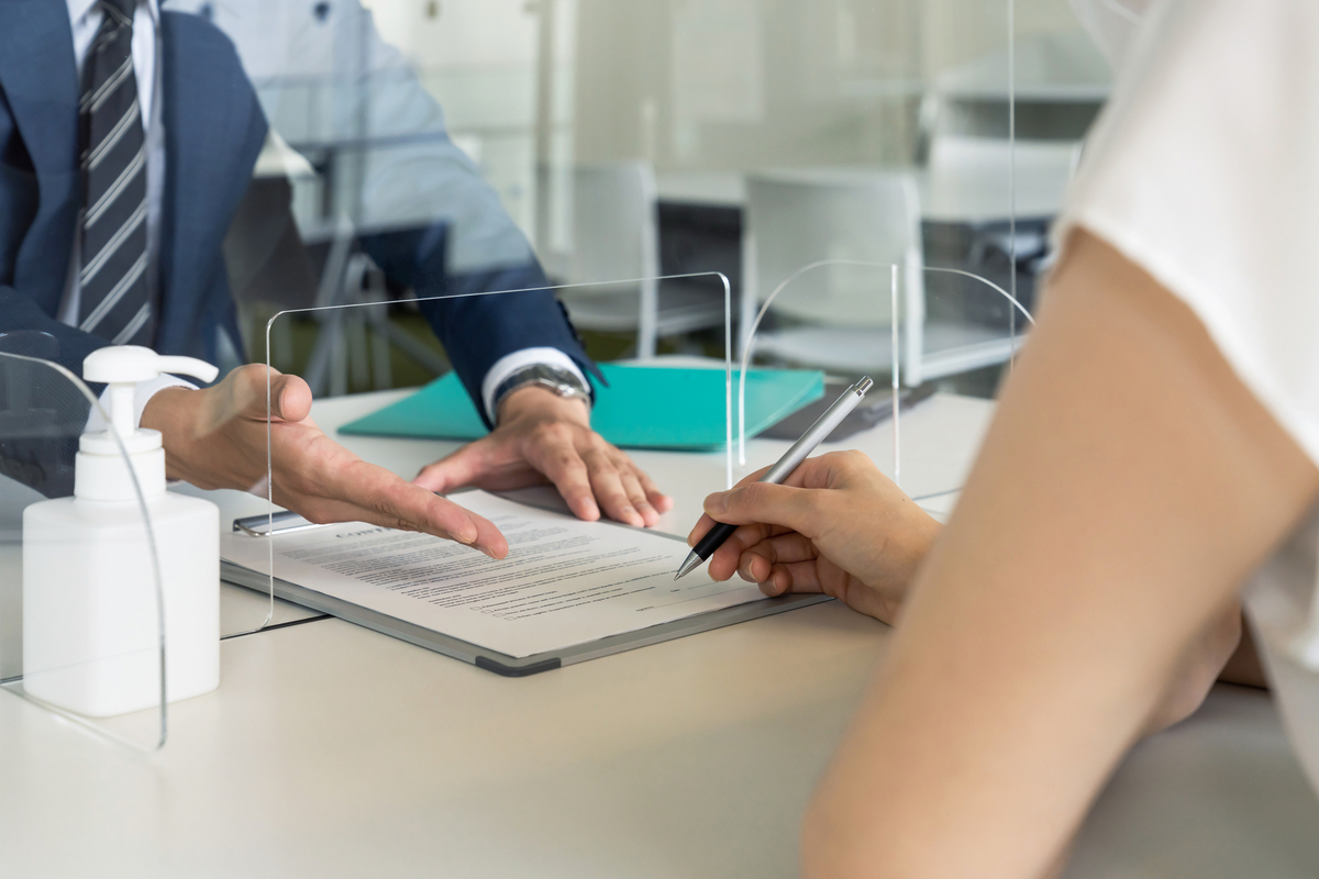 窓口で書類に書き込む