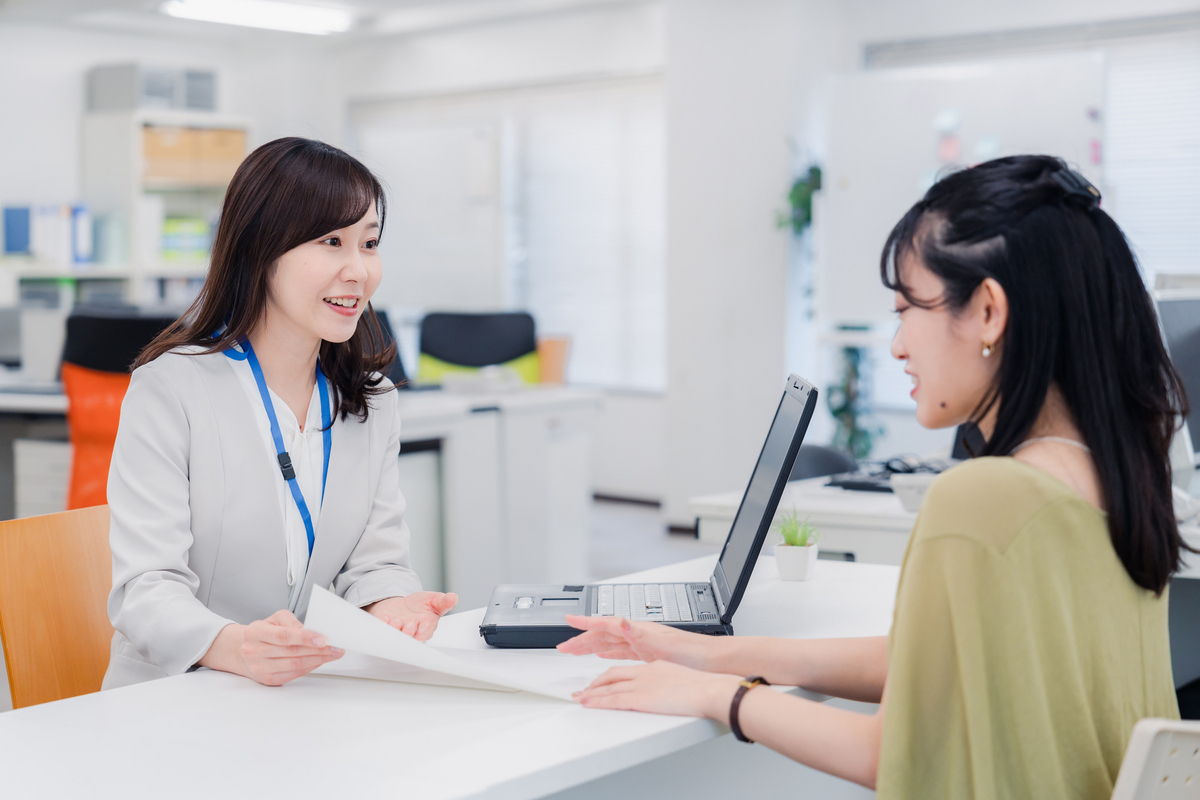 役所で働く女性