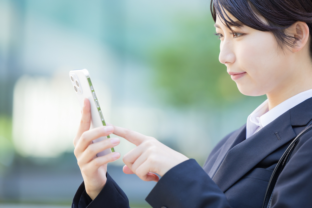 スマホを操作する女性